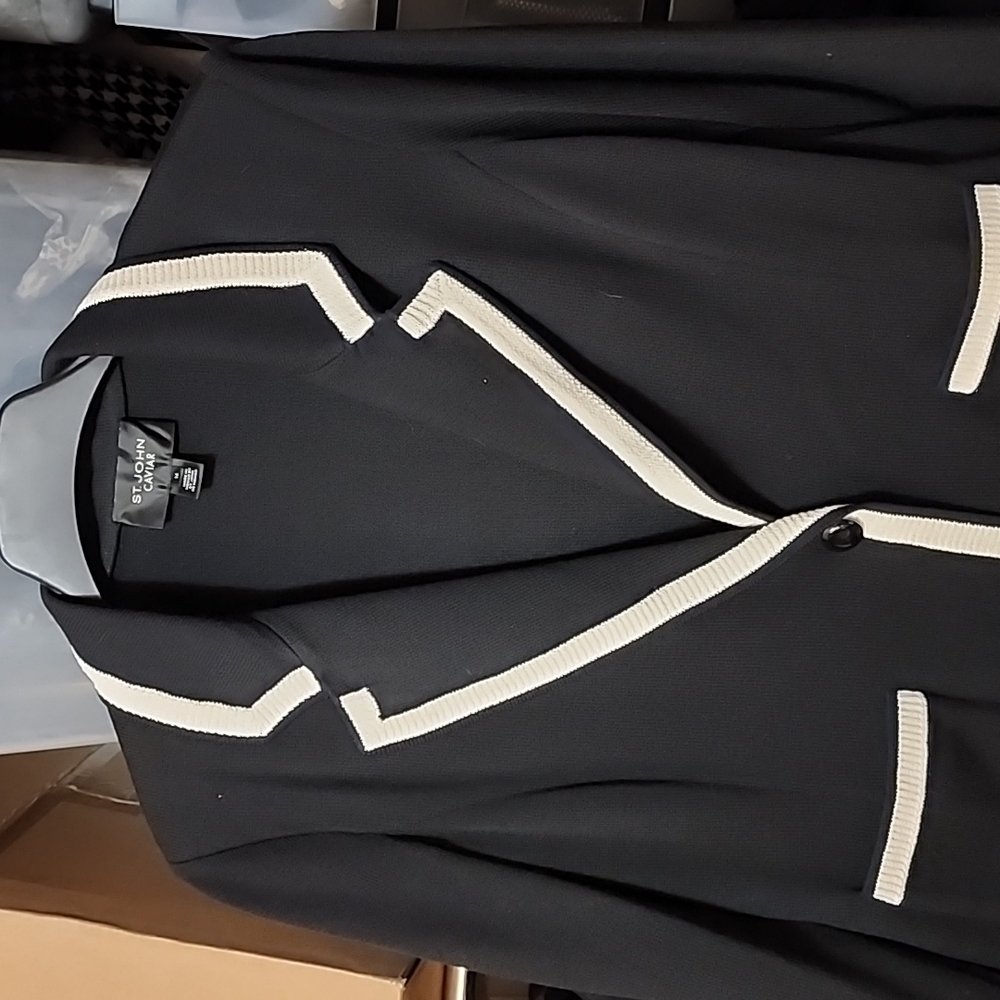 St. John plus 14 navy blue top
